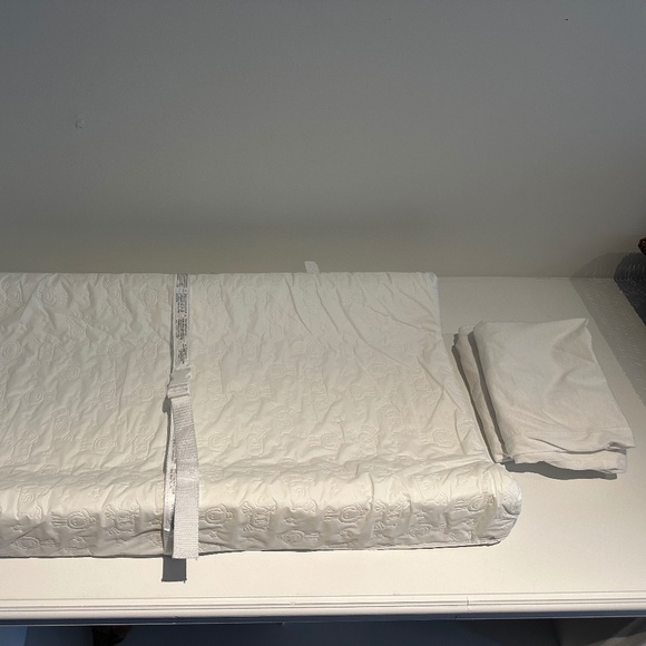 Delta Children Serta Sertapedic Contoured Changing Pad & Two Covers - Picture 1 of 3